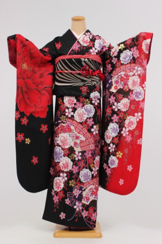 京都の着物ブランド『JAPANSTYLE』の振袖。大胆な柄付けがとても可愛らしいです。袖に大きなボタンが描かれたインパクトのある柄付けに、裾は豪華な扇面に沢山の花が描かれている賑やかで鮮やかな振袖です。